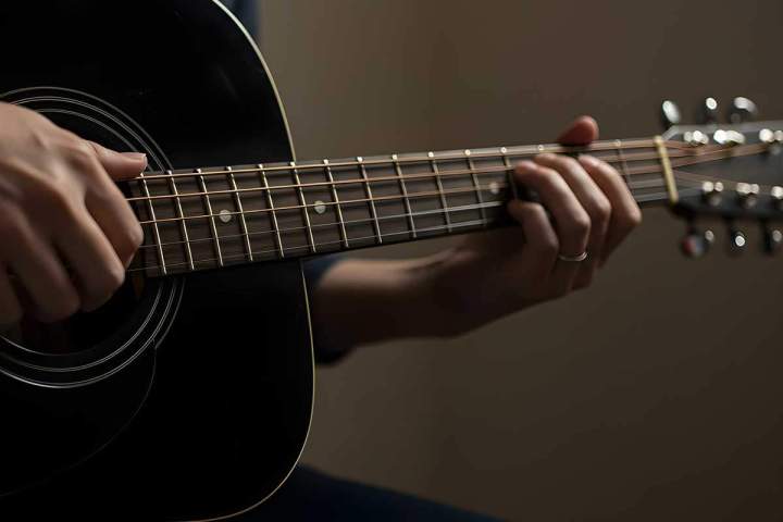 Des cours de guitare acoustique.